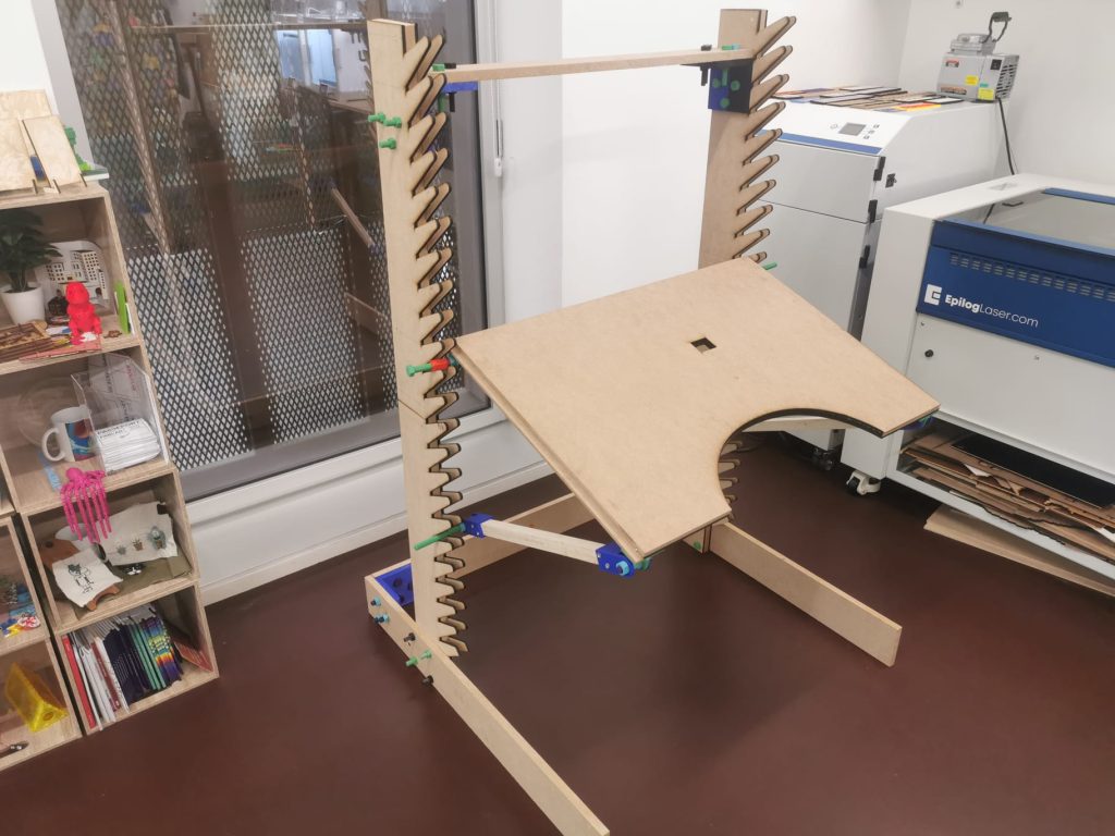 Table adaptée pour fauteuil roulant