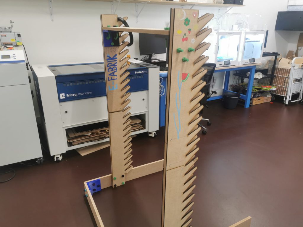 Table adaptée pour fauteuil roulant